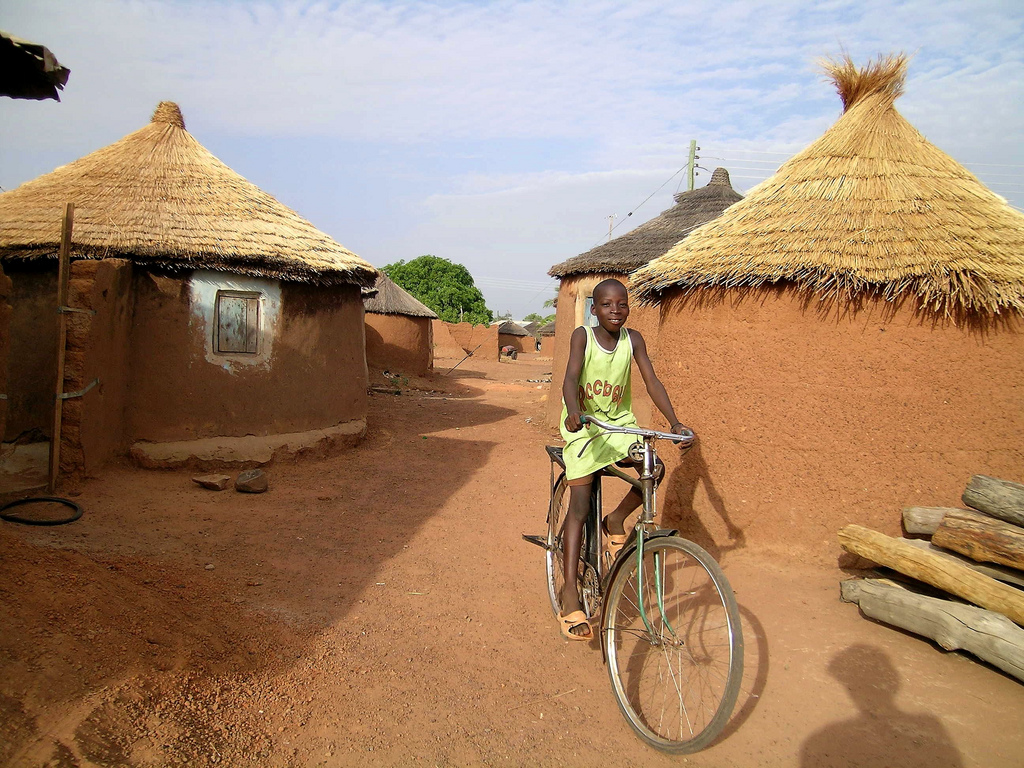 Rundhütten in einem westafrikanischen Dorf